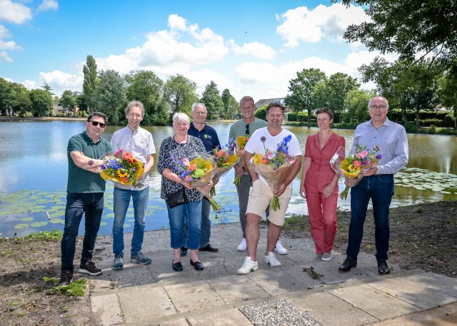 Op de foto van links naar rechts Arjan de Wever (buurtcoach), Rick Koenders, Irma Smits, Jos Mosmans, Luke Verkerk, Youk Kouwenhoven, Daphne Verheijen (gebiedsregisseur), Peter Vogelsang